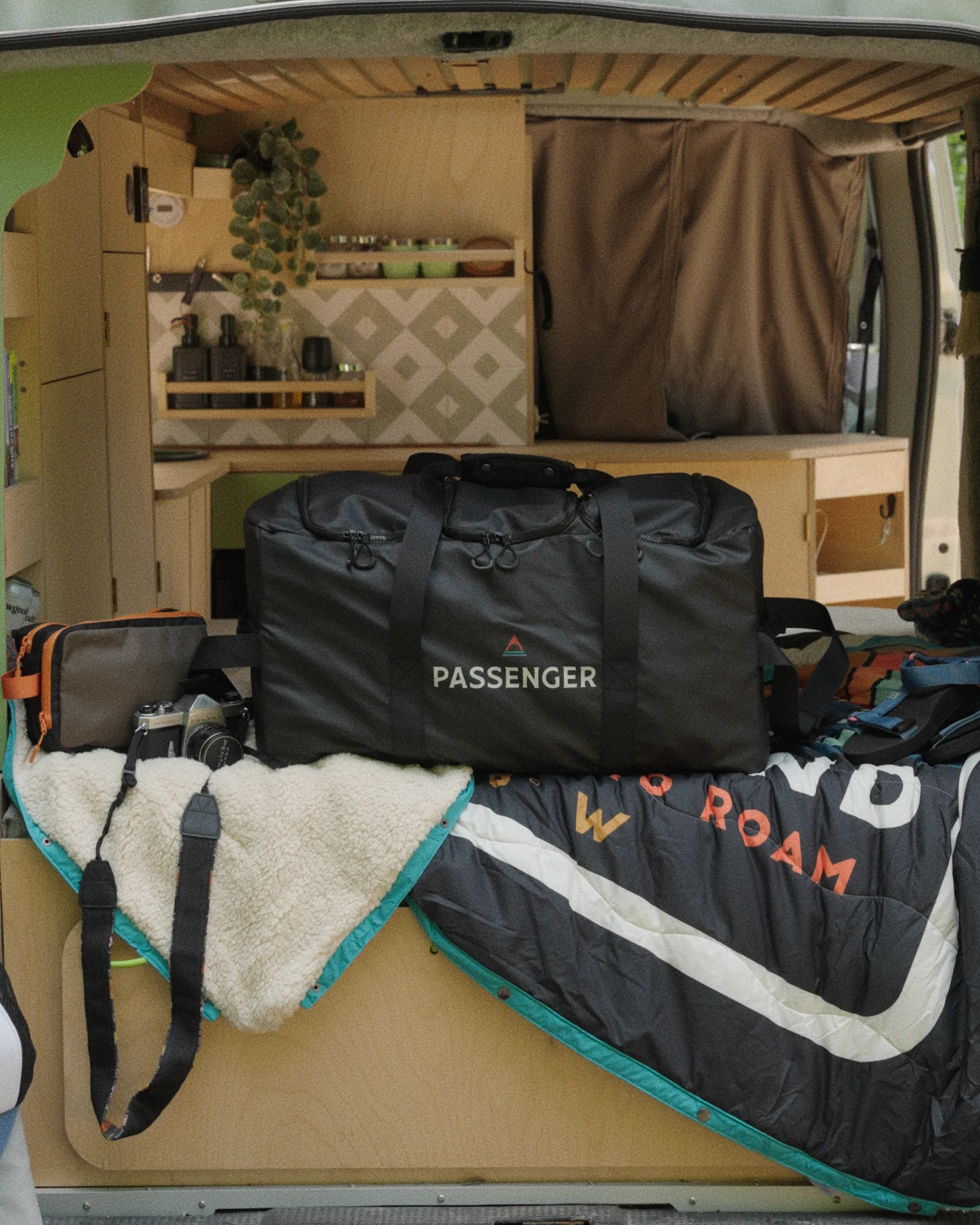 Vandrobe Recycled Duffel - Black - Lifestyle