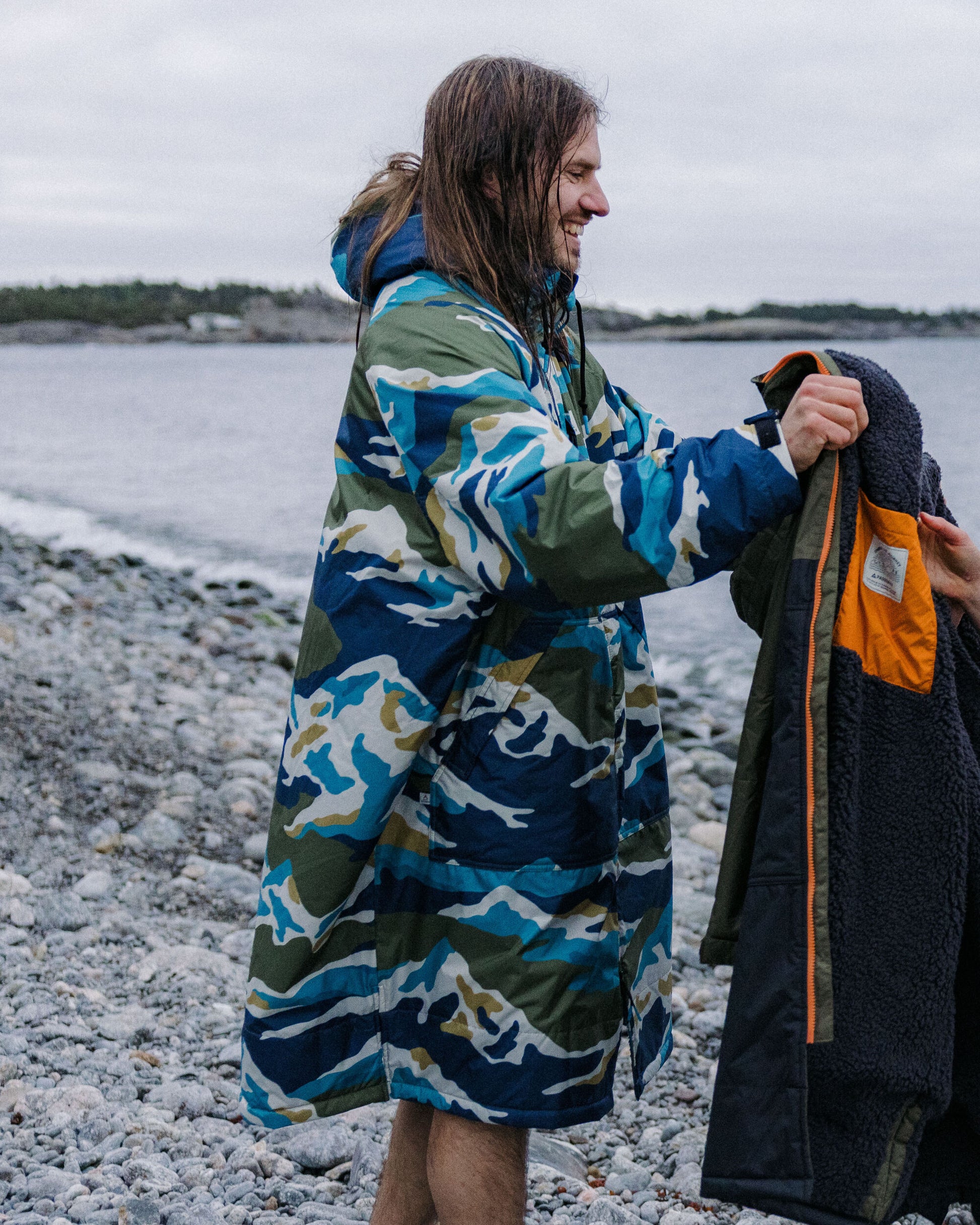 Waves Recycled Sherpa Lined Changing Robe - Mount Scenic Khaki - Lifestyle - Male