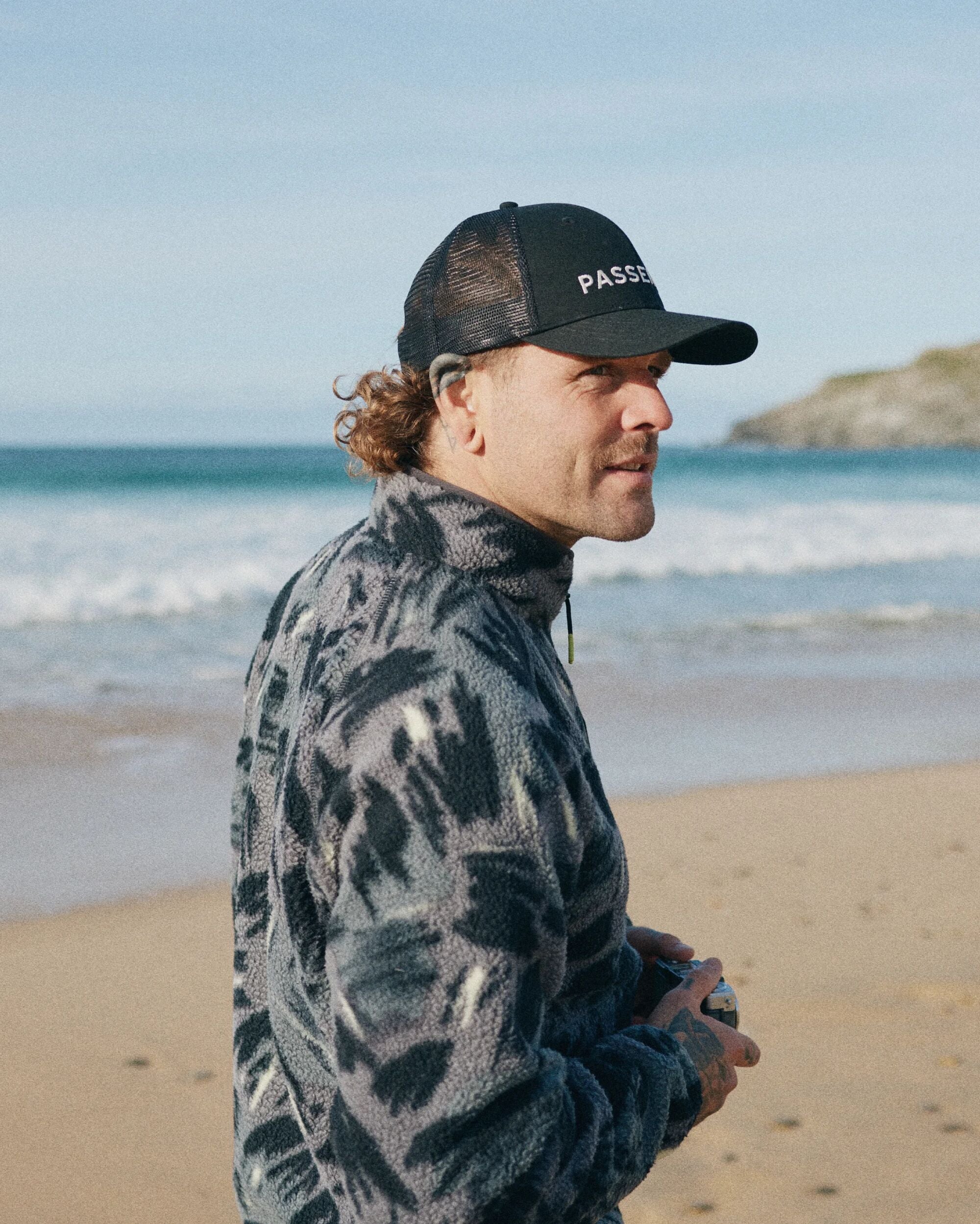 Offgrid 1/2 Zip Recycled Sherpa Fleece - Abstract Mountain Charcoal - Lifestyle