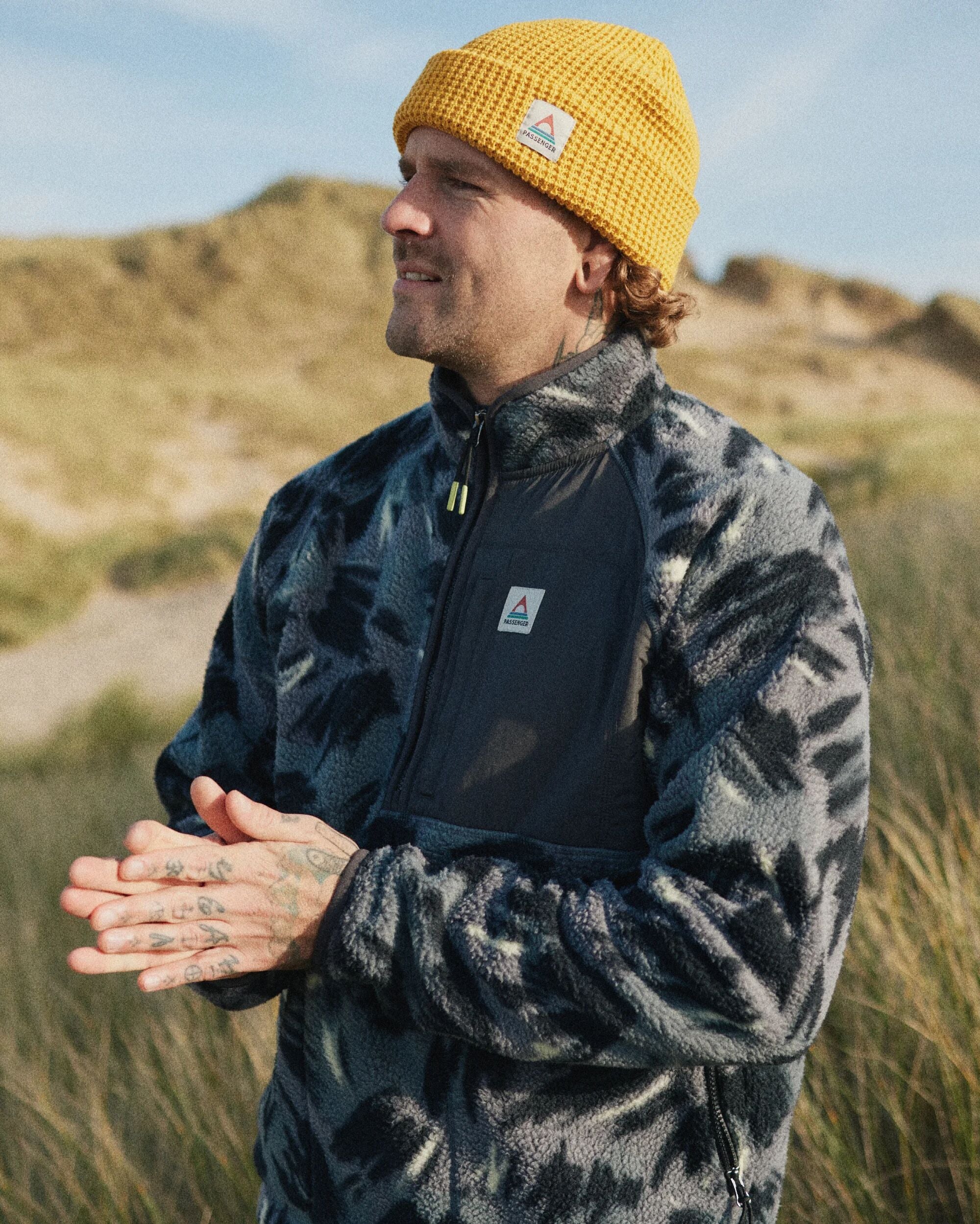 Offgrid 1/2 Zip Recycled Sherpa Fleece - Abstract Mountain Charcoal - Lifestyle