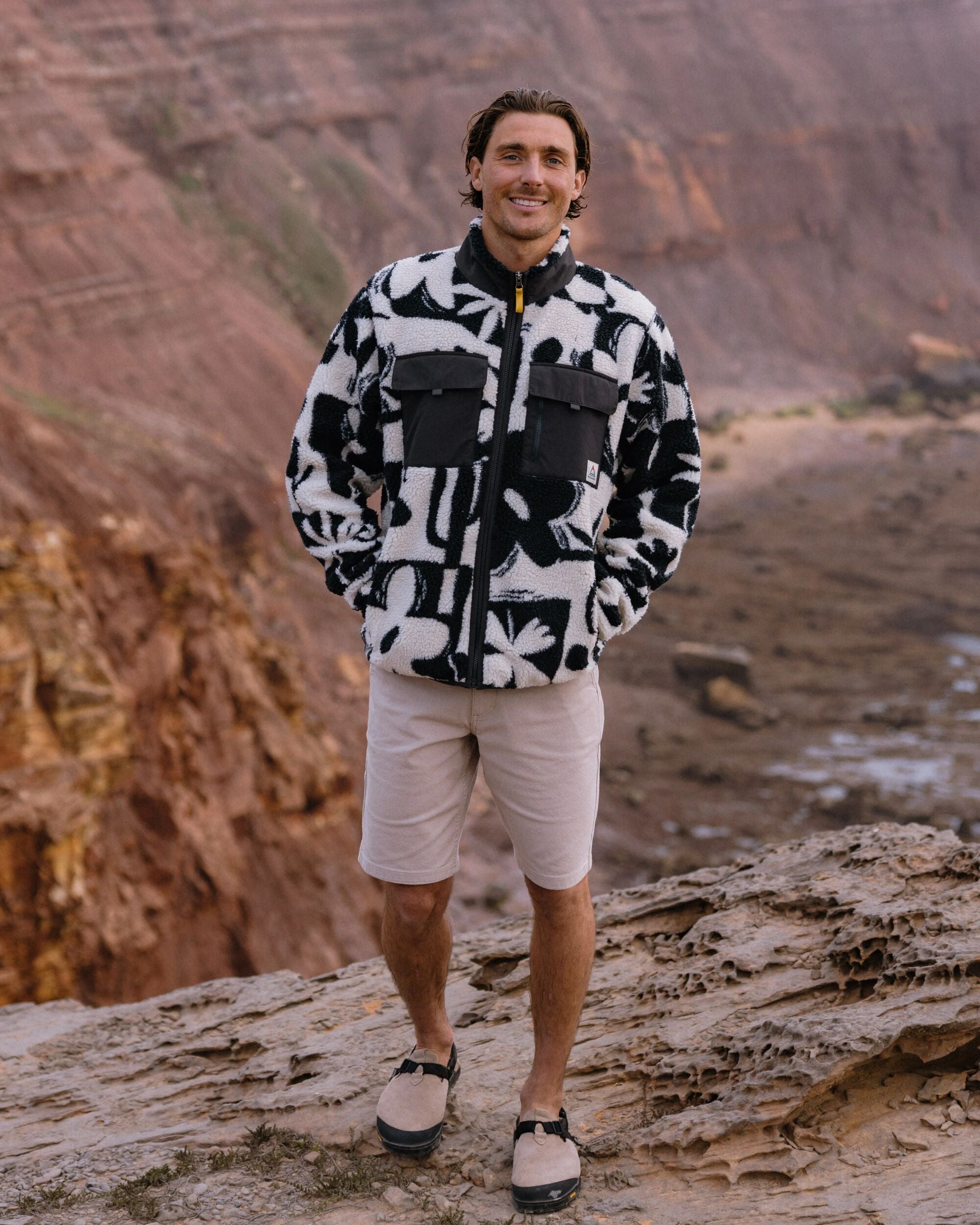 Valiant Deep Pile Fleece - Roam Further Black - Lifestyle