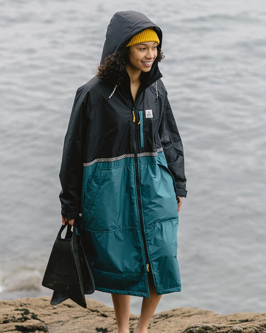 Womens_Waves Sherpa Lined Recycled Changing Robe - Mediterranean/ Black
